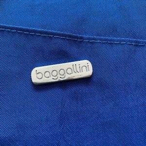 Baggallini crossbody wallet